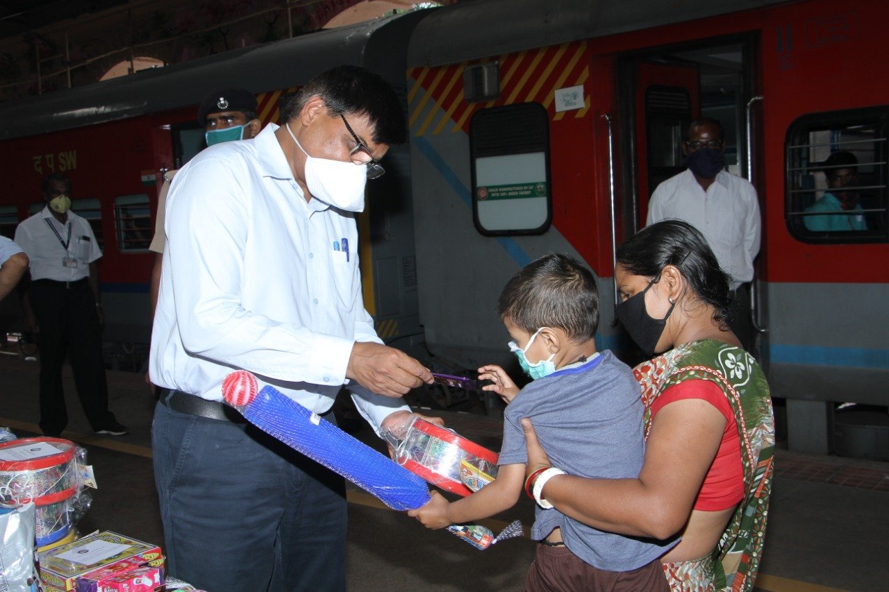 SWR has ferried home 1.12 lakh migrants since May 1 1 EYTueZ-XYAElwkg