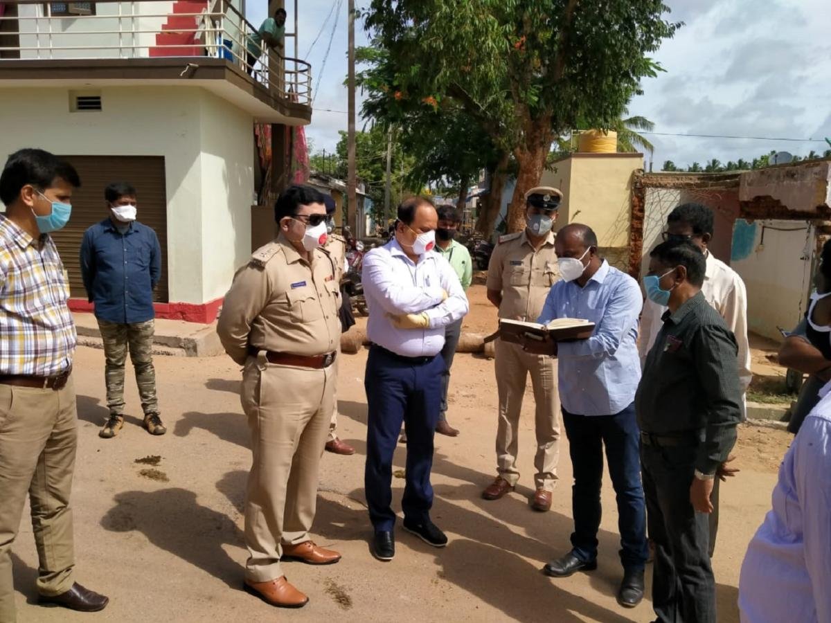 Truck driver is 2nd Covid case in Chamarajanagar 1 Chamarajanagar deputy commissioner Dr MR Ravi visited Gundlupet town Covid19 infected village