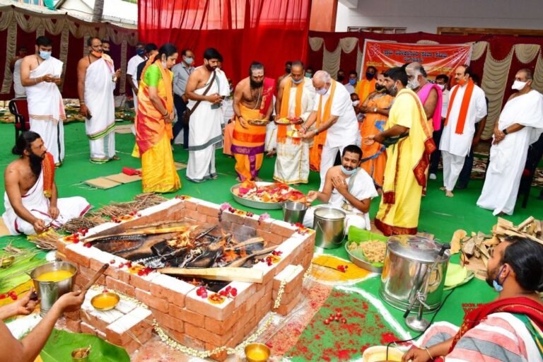 Chief Minister BS Yediiyurappa partakes in yagna for COVID – 19 control in Karnataka 4 Chief Minister BS Yediyurappa participates in Sri Dhanvantari Yagna