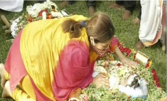 Family, film fraternity, fans bid adieu to Chiranjeevi 3 Screenshot_256
