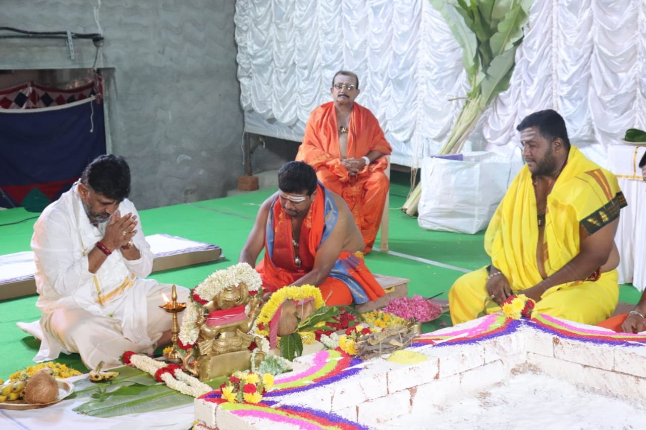 Pujas and homas before DKS's crowning 1 Pujas and homas before DKS's crowning