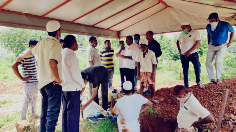 Ex-minister Khader attends Covid burial sans PPE suit 10 WhatsApp Image 2020-06-24 at 14.41.31