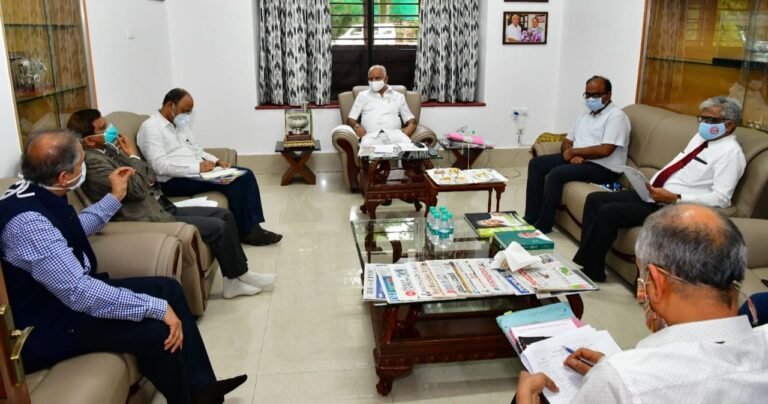 Keep stressing social distancing, say experts 6 Experts meeting with Chief Minister BS Yediyurappa. Also seen is Chief Secretary TM Vijay Kumar