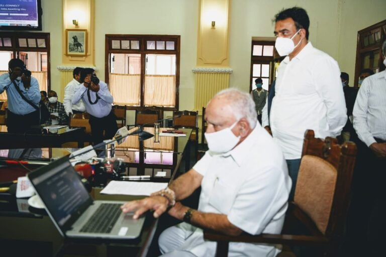 CM along with Ashwath Narayan