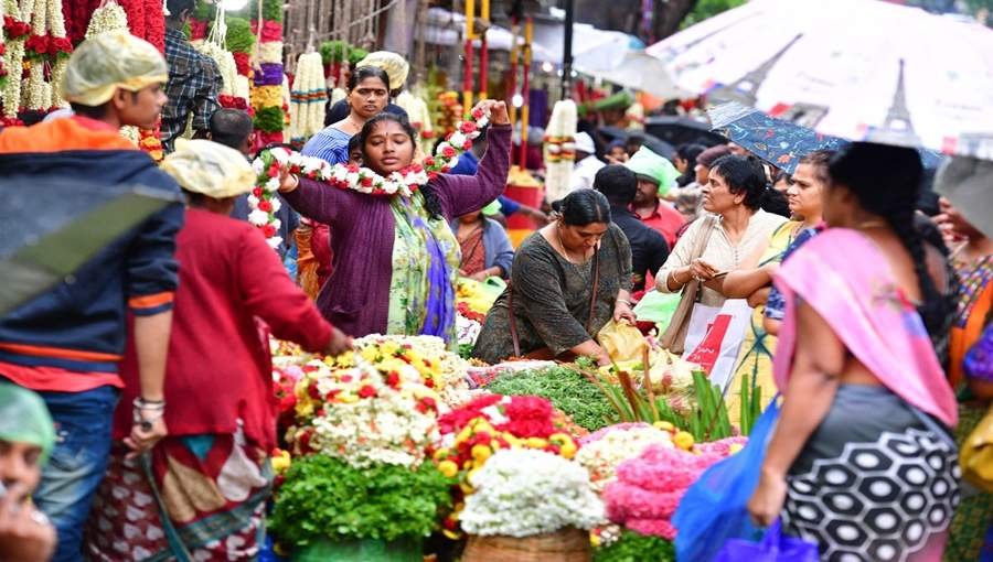 Flower & fruit prices up, but so is festive spirit 1 vara