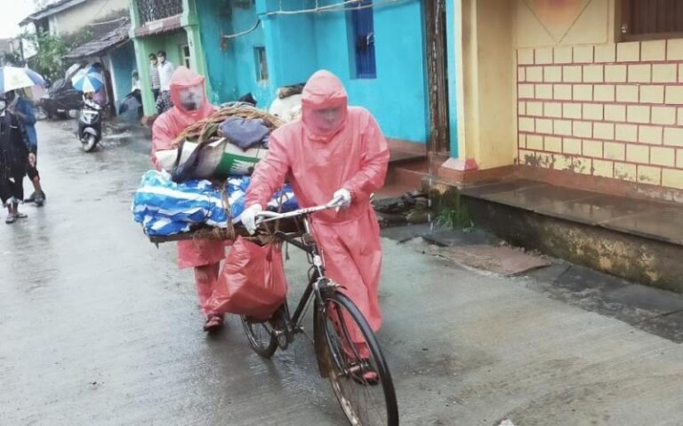 With villagers staying away, kin ferry Covid victim on bicycle for last rites 3 Belagavi: dead boy on cycle
