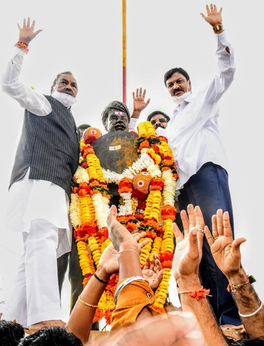 Amity: Eshwarappa, Jarkiholi garland Rayanna, Shivaji statues