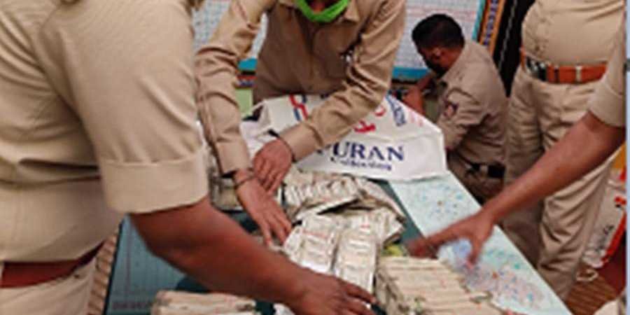Cops seize cash of Rs. 2.95 crore in car chase
