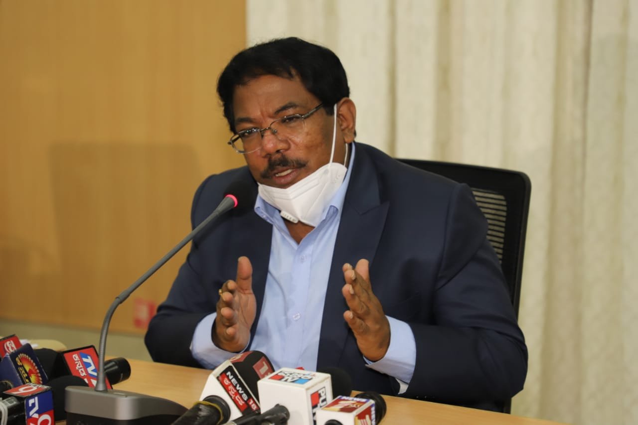 BBMP issues notices to seven Pvt hospitals for 'violating' Covid rules 1 IAS officer N Manjunatha Prasad