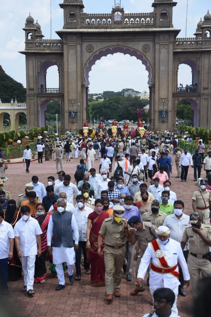 Minister meets & greets Dasara jumbos As fete countdown begins, Somashekhar stresses wearing of masks, social distancing