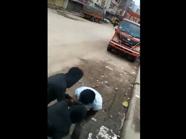 Caught on cam: Knife-wielding duo targets pedestrians Robbery spree in broad daylight near Chickpet metro station