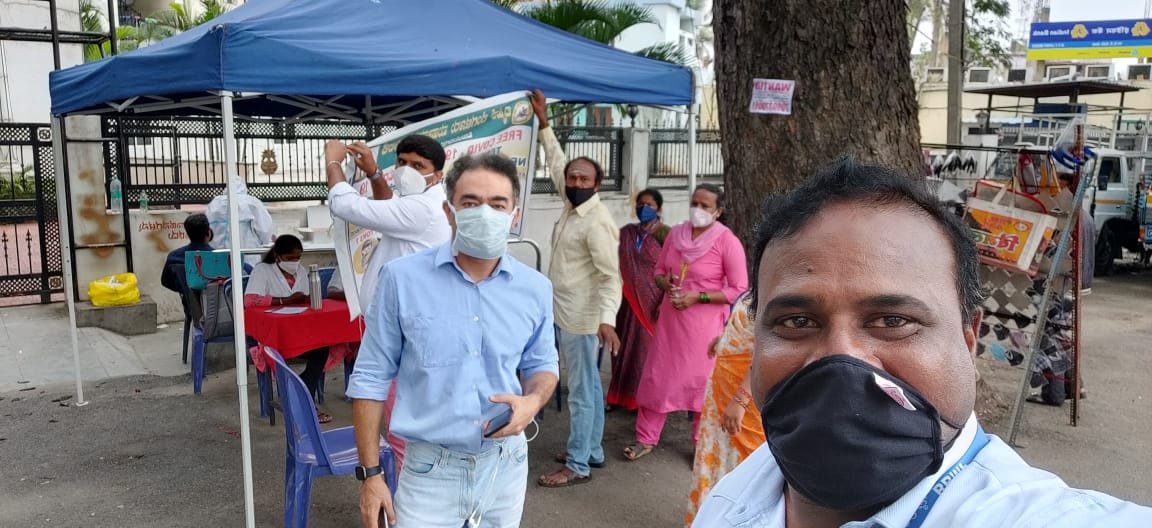 Munish Moudgil IAS visiting testing camps in vijayanagar assembly. Daily many testing locations are visited by him and other senior officers.