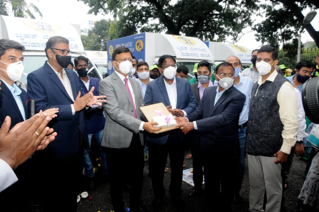 GAIL provides 18 CNG vehicles for Bengaluru waste collection 1 GAIL provides 18 CNG vehicles for Bengaluru waste collection Vehicles run on CNG & petrol