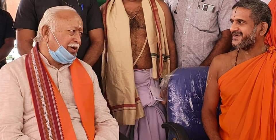RSS Sarasanghachalak Dr Mohan Bhagwat cordially met Pujya VishwaPrasanna Teertha Swamiji of Pejawara Matha at Poornaprajna Vidyapith, Bengaluru this morning.