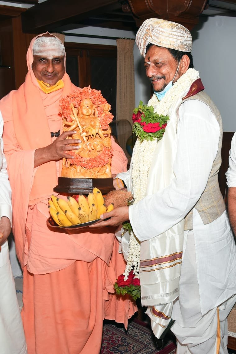 CJI visits Suttur Mutt1