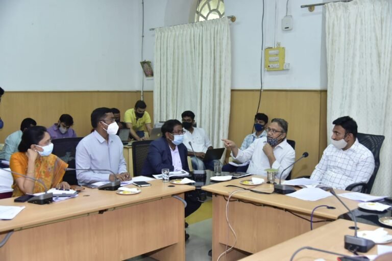 Health Minister with BBMP officials4