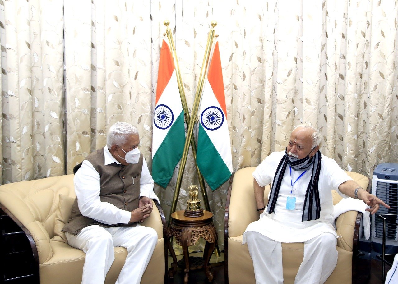 Mohan Bhagwat calls on Karnataka Governor1
