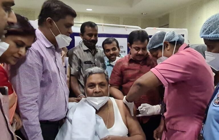 Siddaramaiah took covid jab vaccination