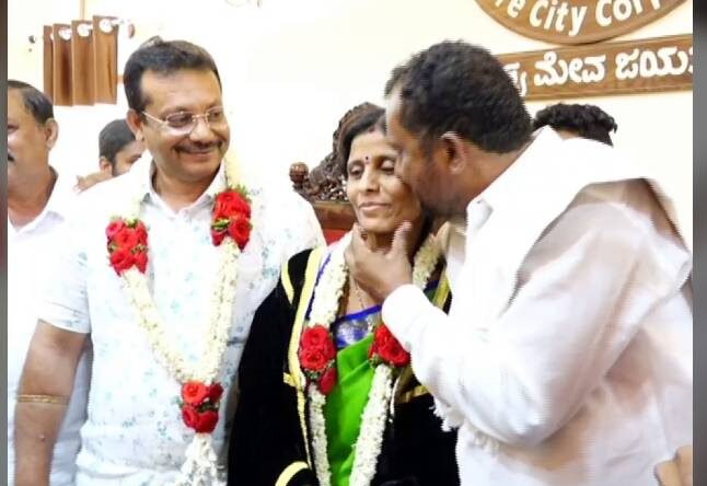 Mysore-Mayor-Rukmini-husband-kissing-her-in-the-council-hall-e1614183773269