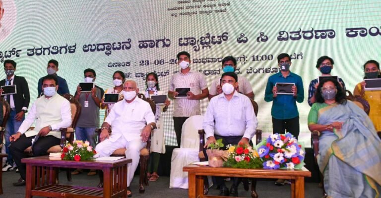 Chief Minister distributes Tablet PC for Students in Karnataka3