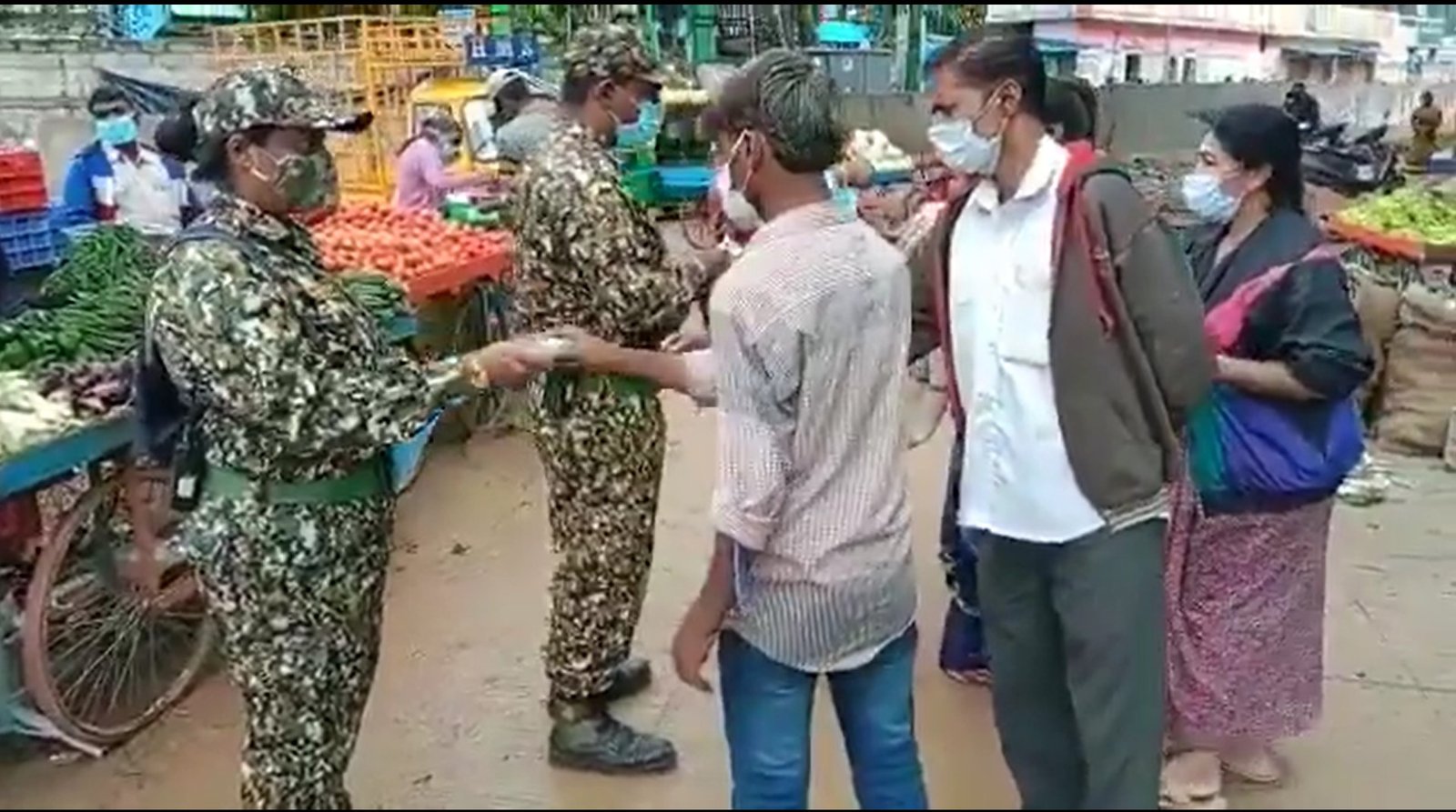 BBMP Marshals distributing masks at Yeshwanthpur