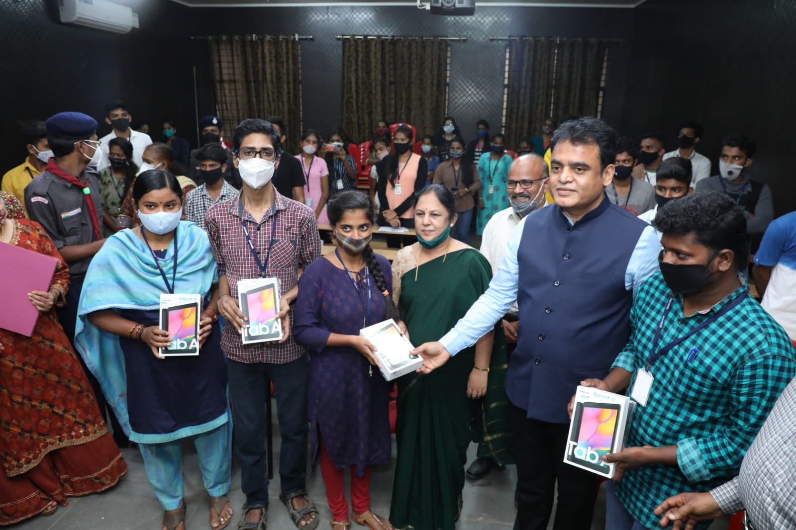 Karnataka aims at 8,500 Smart Classrooms this year: DyCM 1 Karnataka aims at 8,500 Smart Classrooms this year DyCM