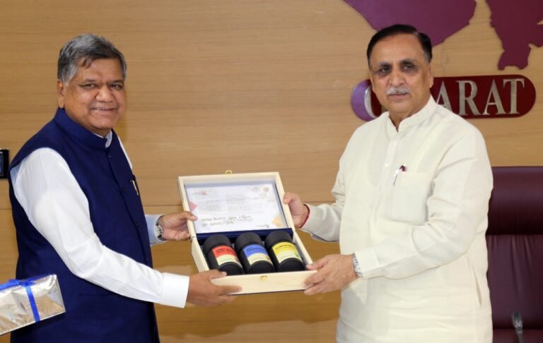 Karnataka industries minister discusses SIR policy with Gujarat CM Vijay Rupani 6 Karnataka industries minister discusses SIR policy with Gujarat CM Vijay Rupani