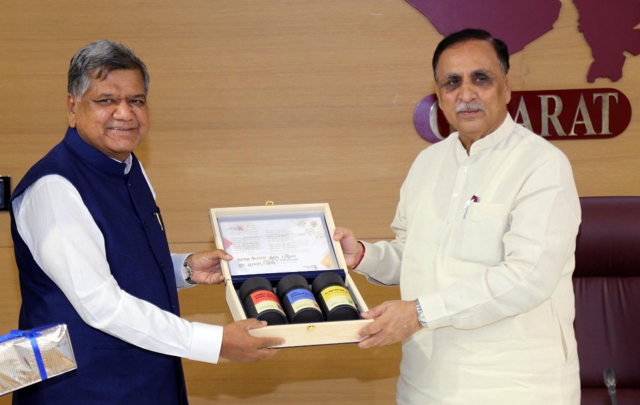 Karnataka industries minister discusses SIR policy with Gujarat CM Vijay Rupani