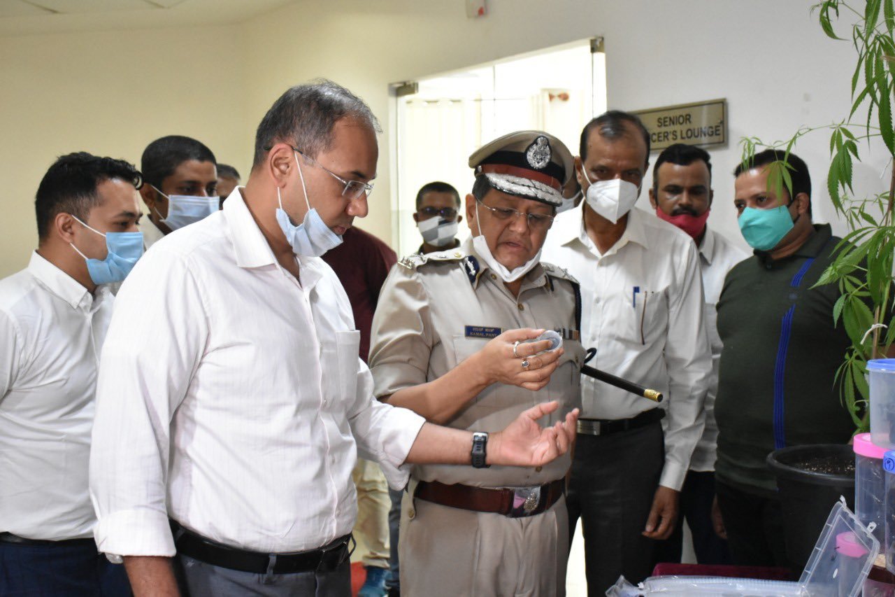 Police seize drugs worth Rs six crore; five including Nigerian national held