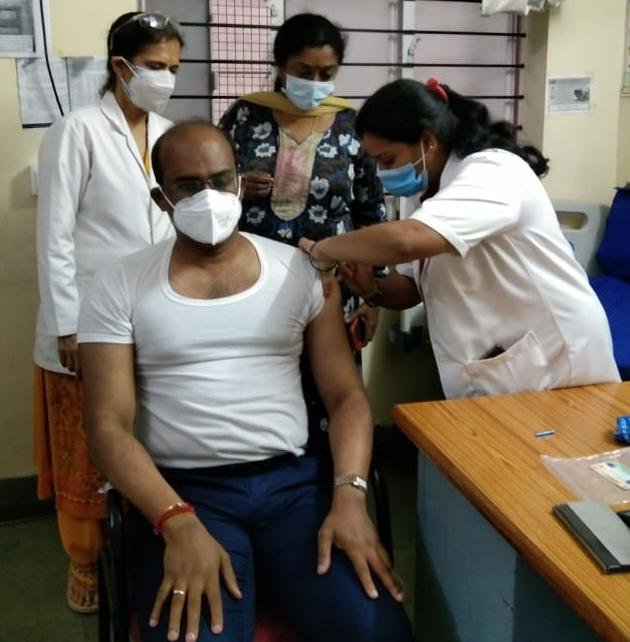 Randeep getting vaccinated