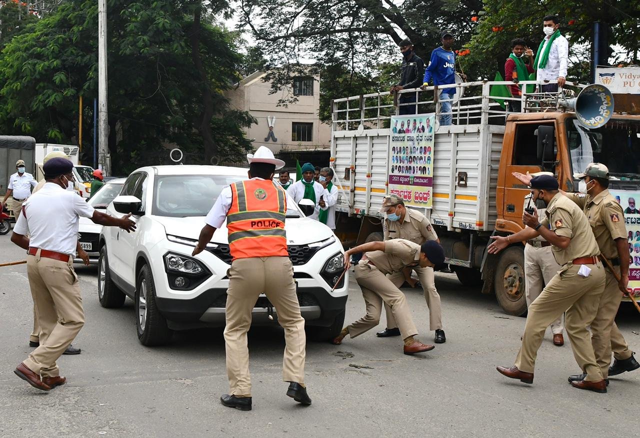 Protestor's car runs over Bengaluru DCP's foot! 1 Protestor's car runs over Bengaluru DCP's foot!