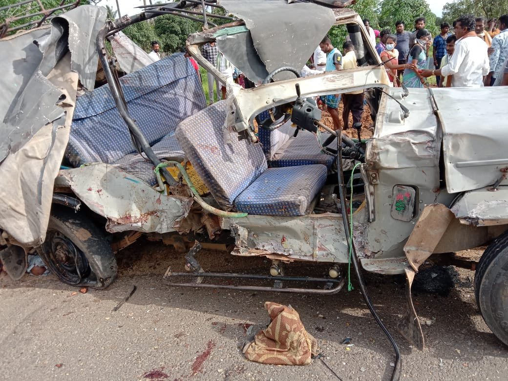 8 killed in jeep-lorry collision in Karnataka's Chintamani taluk 1 8 killed in jeep-lorry collision in Karnataka's Chintamani taluk