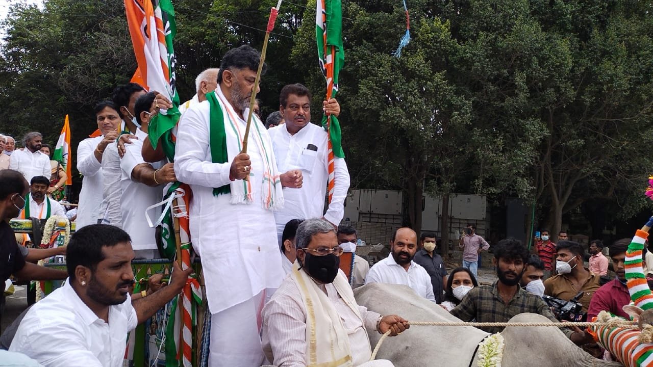 shivakumar, siddaramaiah on bullock cart