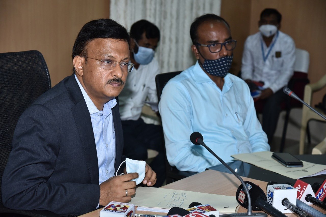 BBMP chief commissioner Gaurav Gupta with K Dayanand