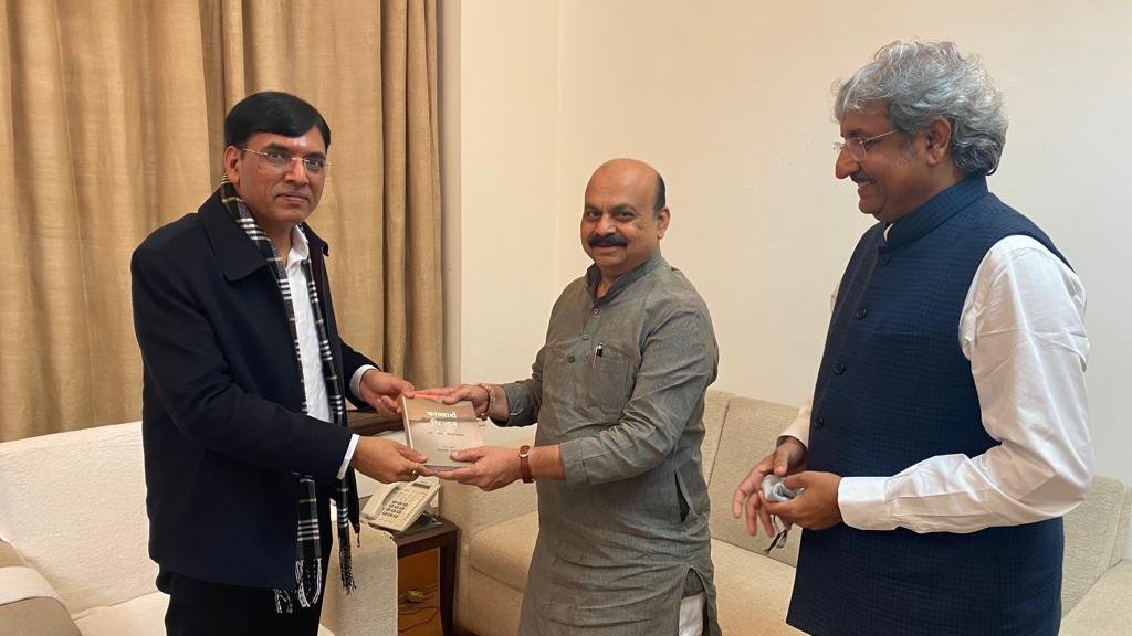 Karnataka CM discusses Omicron variant with Mandaviya, calls for booster dose to health workers