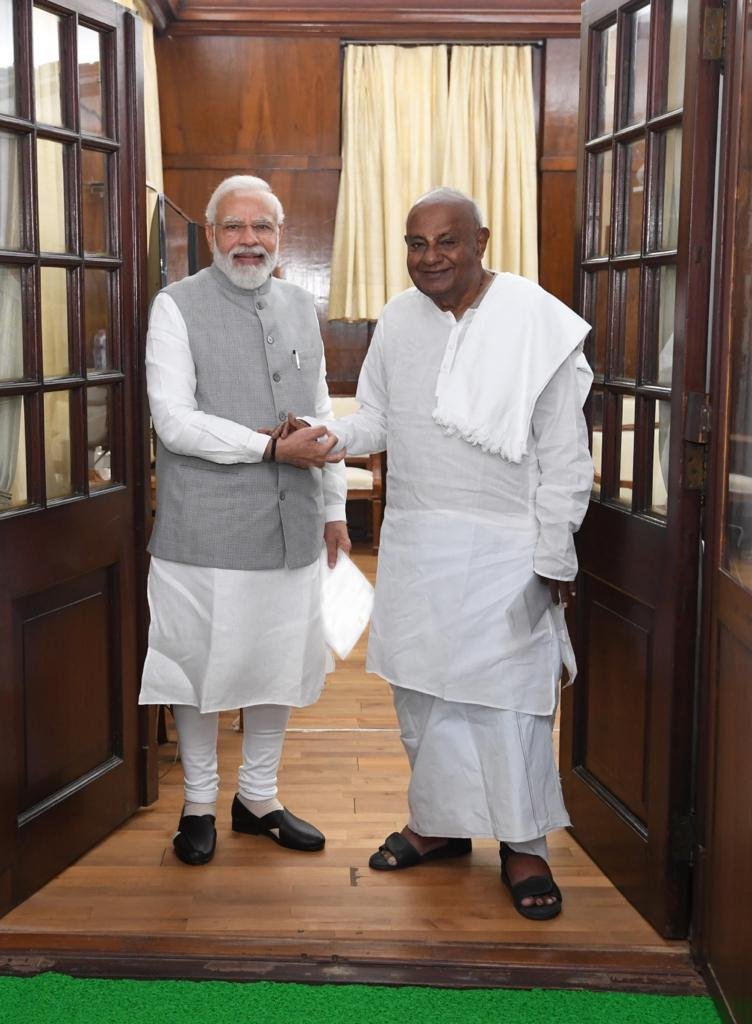 Modi Gowda bonhomie heightens buzz around BJP JDS poll pact in Karnataka