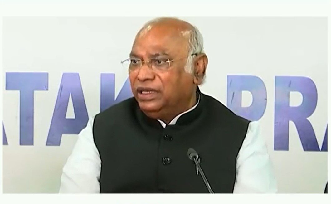 Ahead of Karnataka polls, Kharge calls meeting of state Congress leaders in Delhi tomorrow 1 Congress Leader Mallikarjun Kharge