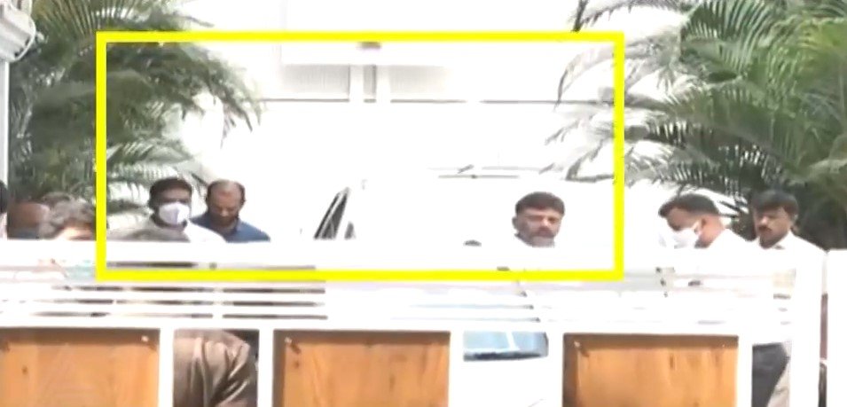 Karnataka Minister Anand Singh at DK Shivakumar's residence