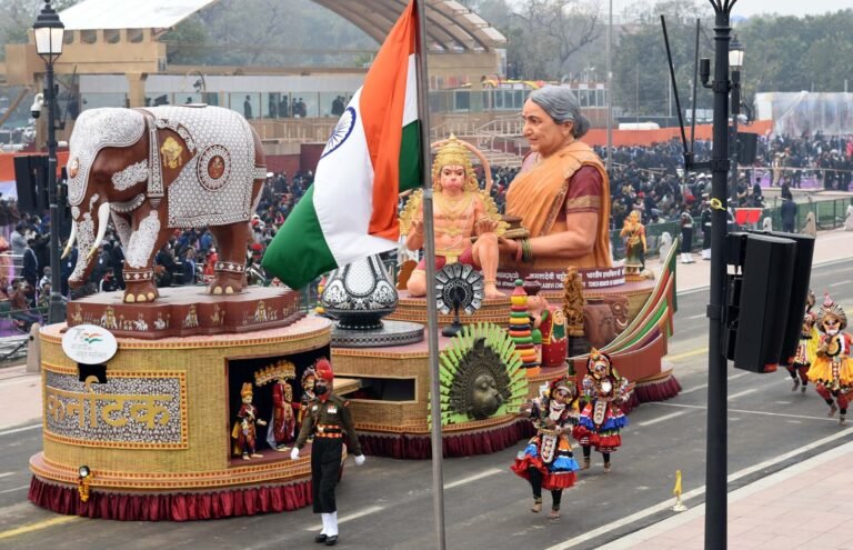 Rich folk art, handicraft shine in Karnataka's R-Day tableau 7 Rich folk art, handicraft shine in Karnataka's R-Day tableau
