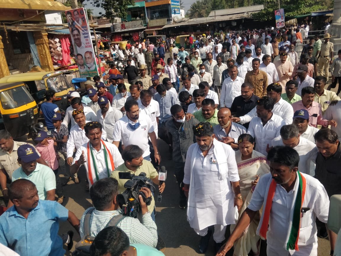 Karnataka Cong padayatra continues; FIR against Siddaramaiah, D K Shivakumar 1 Karnataka Cong padayatra continues; FIR against Siddaramaiah, D K Shivakumar