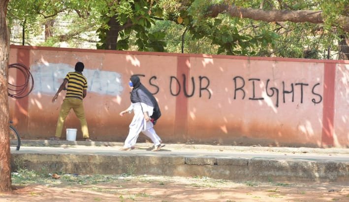 Graffiti surfaces saying ‘Hijab is our dignity’ in Karnataka's Hospet, erased by civic officials 1 Graffiti surfaces saying ‘Hijab is our dignity’ in Karnataka's Hospet, erased by civic officials
