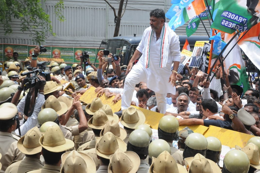 Contractor death: Siddaramaiah, Surjewala others court arrest demanding Minister's arrest and dismissal 1 Contractor death: Siddaramaiah, Surjewala others court arrest demanding Minister's arrest and dismissal