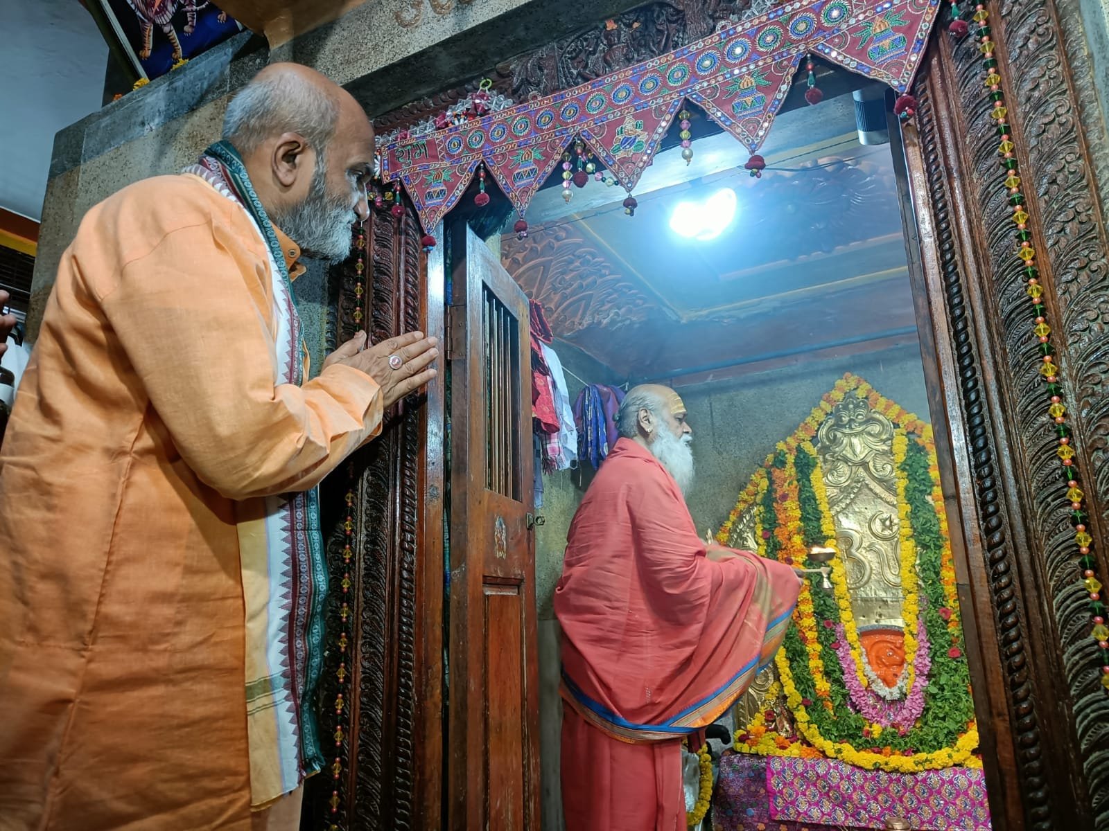 Hanuman Chalisa, Suprabhata played in several Karnataka temples; govt to issue directions to implement SC orders 1 The Karnataka government on Monday gave directions for strict implementation of the Supreme Court order regarding use of loudspeakers at mosques for 'azaan' even as some Hindu groups launched a campaign against its use across the state early morning.