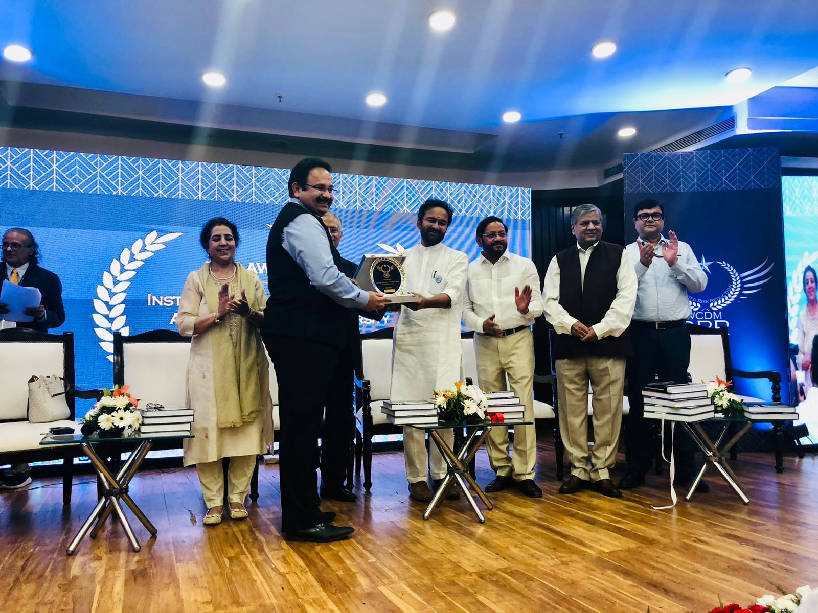 Dr Manoj Rajan, Commissioner, Karnataka State Disaster Management Authority (KSDMA), receives award