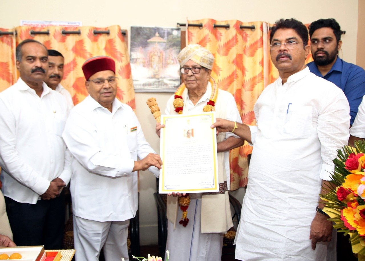 Quit India Karnataka Guv visits house of freedom fighters, honours them