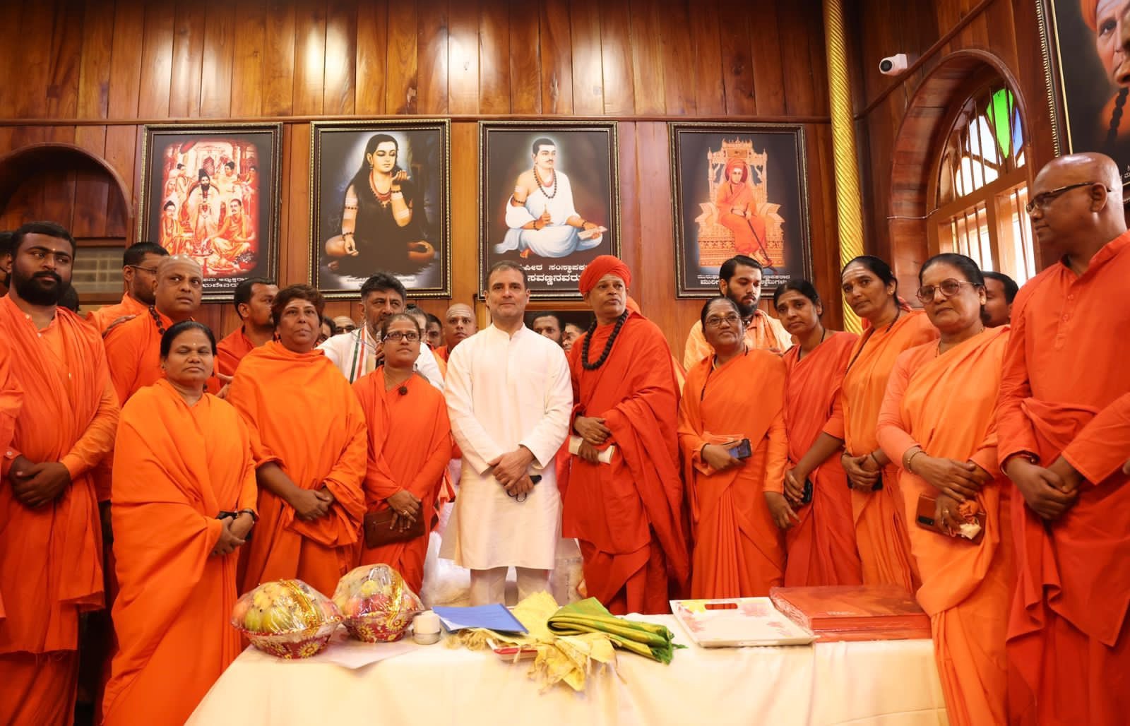 Rahul Gandhi offers prayers at Sri Jagadguru Murugharajendra Vidyapeetha