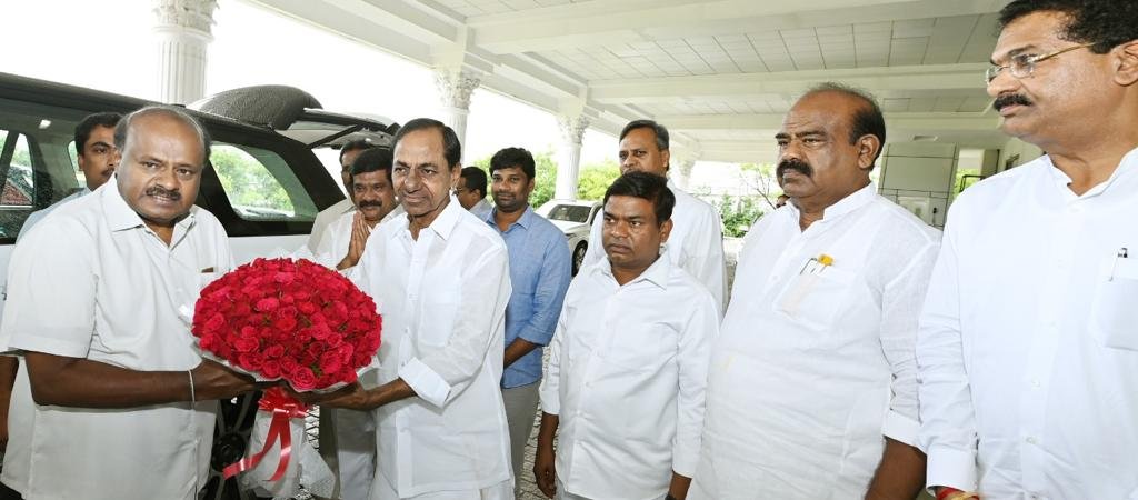 Kumaraswamy meets KCR in Hyderabad, discusses national politics