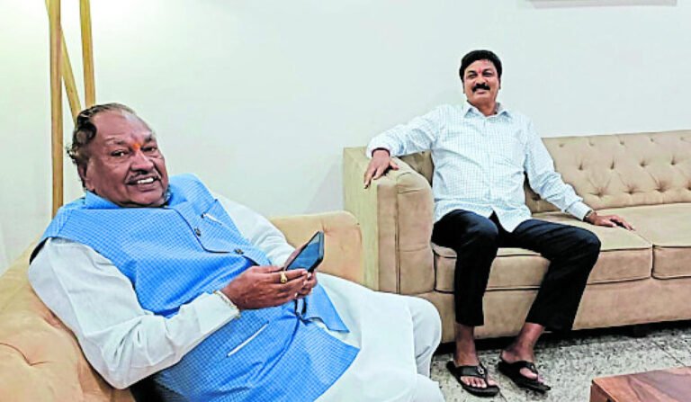 BJP central leadership "positive" about re-induction of Eshwarappa, Jarkiholi, says Bommai 6 Ex-ministers KS Eshwarappa and Ramesh Jarkiholi at Belagavi Airport on December 19.