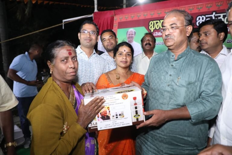 Pressure cookers, digital clocks… freebies galore in poll-bound Karnataka 5 Pressure cookers, digital clocks… freebies galore in poll-bound Karnataka Arvind Limbavali