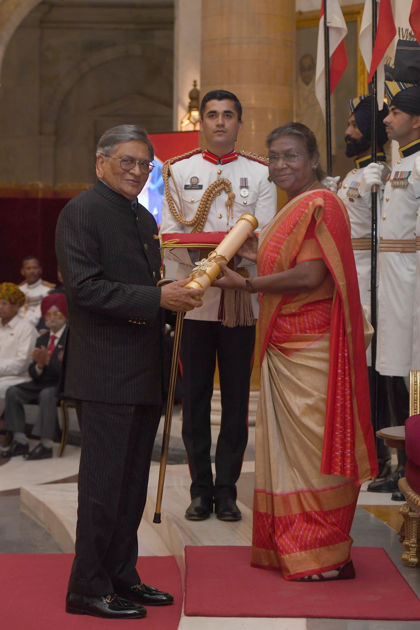 Former Karnataka CM S M Krishna receives Padma Vibhushan from President Droupadi Murmu 1 Former Karnataka CM S M Krishna receives Padma Vibhushan from President Droupadi Murmu